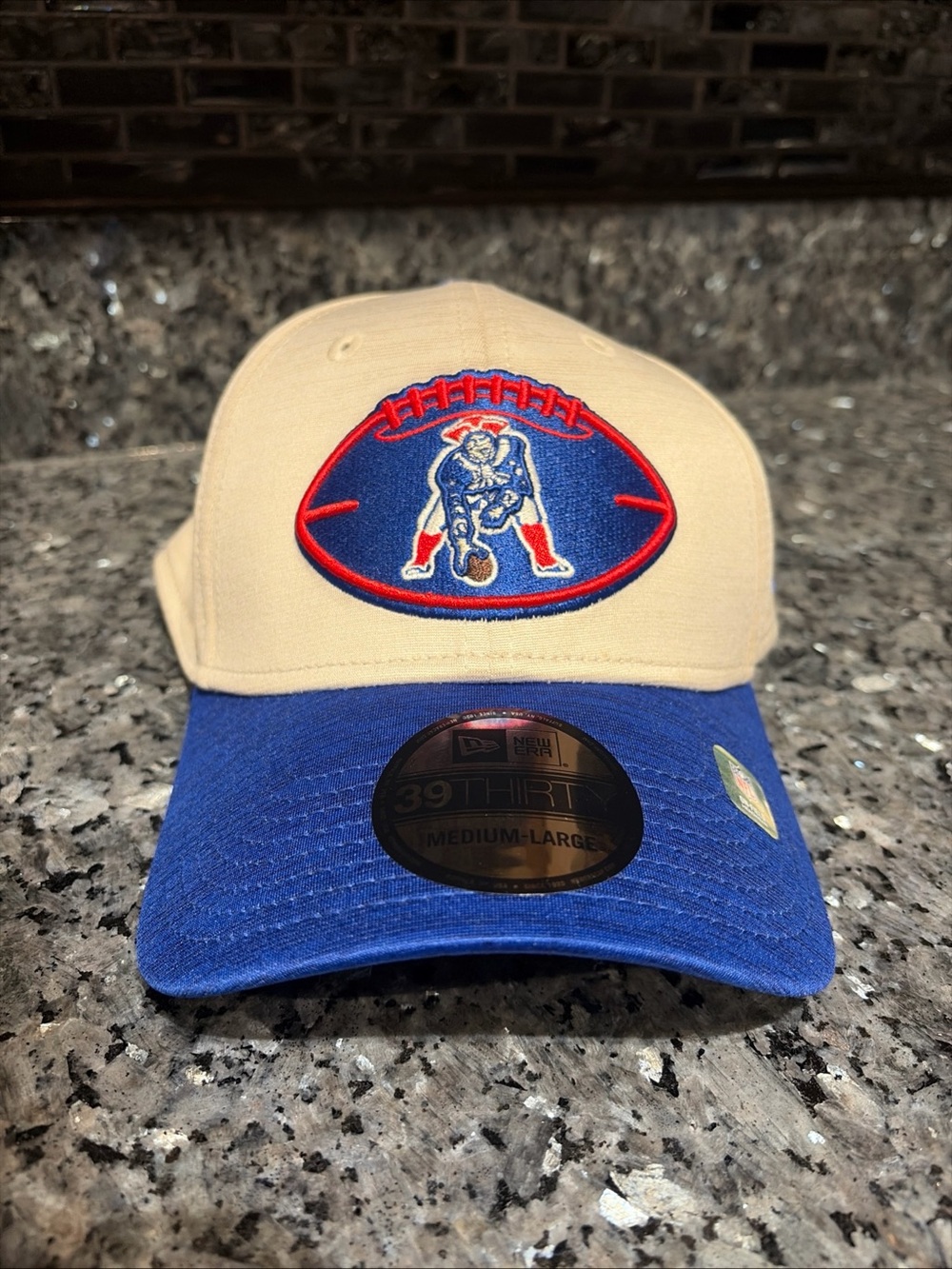 New Era New England Patriots Sideline Historic 39THIRTY Flex Hat M/L New